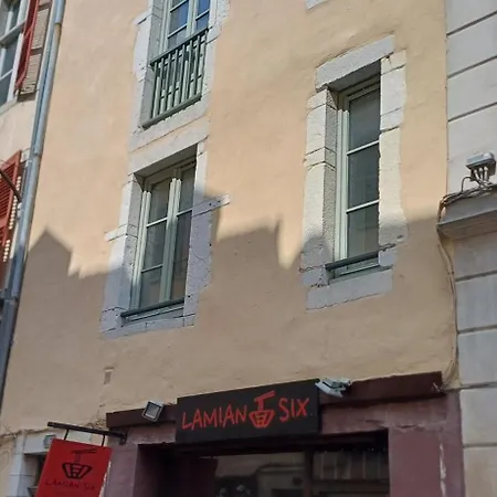 A Deux Pas Du Chateau - *