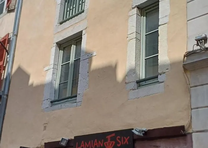 A Deux Pas Du Chateau - *